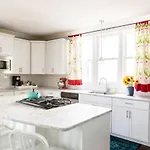 Holiday home Cheerful House Near Coffee Food & Fenced-in Yard *