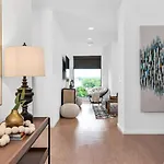 Penthouse River View Walk Downtown, Garage Parking Holiday home *