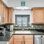 Holiday home Riverfront View Near Downtown, Walk To Restaurants Nashville