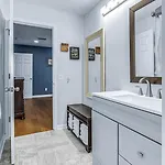 Riverfront View Near Downtown, Walk To Restaurants Holiday home