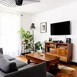 Mid-century Modern Near Downtown With Free Parking