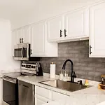 Stylish Downtown With Patio & Free Parking * Nashville