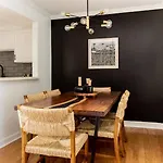 Stylish Downtown With Patio & Free Parking Apartment *