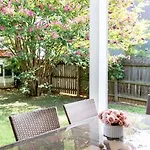 Holiday home Cheerful House Near Coffee Food & Fenced-in Yard *