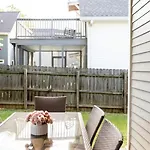 Holiday home Cheerful House Near Coffee Food & Fenced-in Yard