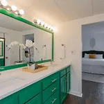To The Stars On Music Row With Pool And Free Parking Holiday home