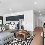 Penthouse River View Walk Downtown, Garage Parking Holiday home