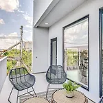 Penthouse River View Walk Downtown, Garage Parking Holiday home