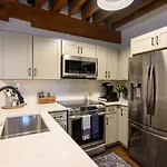 Regal Retreat In Pool Gym Free Parking Holiday home