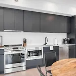Penthouse River View Walk Downtown, Garage Parking Holiday home *