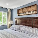 Riverfront View Near Downtown, Walk To Restaurants Holiday home