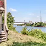 Riverfront View Near Downtown, Walk To Restaurants Holiday home Nashville