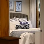 Regal Retreat In Pool Gym Free Parking Holiday home *