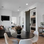 Gulch With Pool Gym Private Patio & Garage Holiday home *