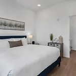 Gulch With Pool Gym Private Patio & Garage Holiday home *