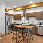 Upscale Cozy With Pool, Patio, Parking Holiday home