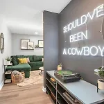 Walk To Downtown Broadway With Pool, Free Parking, And Gym * Nashville