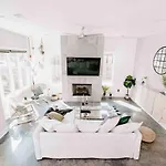 Modern Luxury With Rooftop Deck, 3 Mi To Downtown Holiday home *