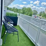 Chic Modern Pool, Patio, Parking Holiday home