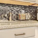 With Pool And Free Parking Walk Downtown & Germantown Apartment