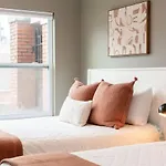 Downtown Condo, Walk To Broadway With Free Parking Apartment *