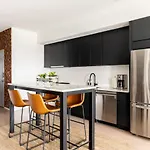 Stunning River View Walk To Downtown Rooftop Patio Apartment Nashville