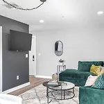 Apartment Walk To Downtown Broadway With Pool, Free Parking, And Gym *