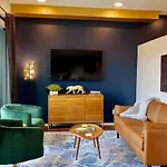 Chic Modern Pool, Patio, Parking *