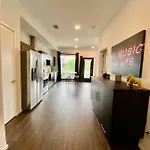 Chic Modern Pool, Patio, Parking Holiday home