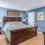 Holiday home Riverfront View Near Downtown, Walk To Restaurants Nashville