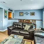 Riverfront View Near Downtown, Walk To Restaurants Holiday home