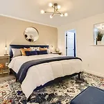 With Pool And Free Parking Walk Downtown & Germantown Apartment