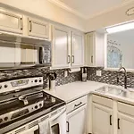 With Pool And Free Parking Walk Downtown & Germantown Apartment *