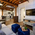 Regal Retreat In Pool Gym Free Parking Holiday home