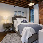 Holiday home Regal Retreat In Pool Gym Free Parking *