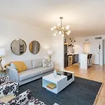 Holiday home Music Holiday, On Music Row, Has Pool & Free Parking *