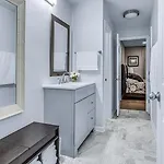 Riverfront View Near Downtown, Walk To Restaurants Holiday home