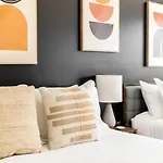 Stylish Downtown With Patio & Free Parking *