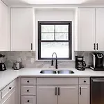 Spacious In A Quiet Neighborhood *