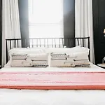 Sleeps 20~Modern~2 Townhouses~Near Downtown
