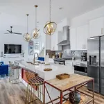 Instagrammable W/ Rooftop Deck, 3 Bdrm Holiday home *