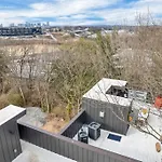 Instagrammable W/ Rooftop Deck, 3 Bdrm Holiday home