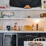 Holiday home Instagrammable W/ Rooftop Deck, 3 Bdrm