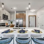 Spacious Castle W Gym Pool Free Parking I Walk To Dowtown N Broadway Apartment