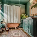 Historic Cleveland Park 4*