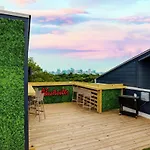New East Oasis 13beds Roofdeck Free Parking Holiday home Nashville