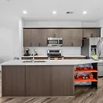 Modern, Free Parking, Walk To Everything Apartment *