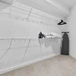 Modern, Free Parking, Walk To Everything *