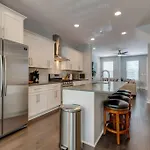 New Townhome 5 Mins To Broadway Sleeps 8 Holiday home *