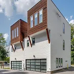 Holiday home 10 Percent Off New Downtown Sleeps 8
